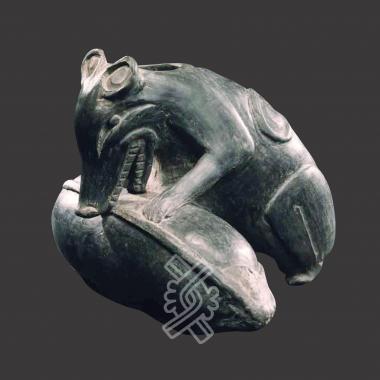 vase représentant un tlacuache mordant dans une calebasse de la Galerie Mermoz