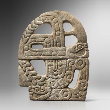 Ceremonial-hacha-representing-two-sacred-rattlesnakes de la Galerie Mermoz