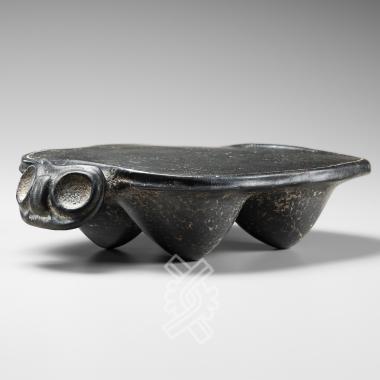 duho-black-olivine-ceremonial-seat de la Galerie Mermoz