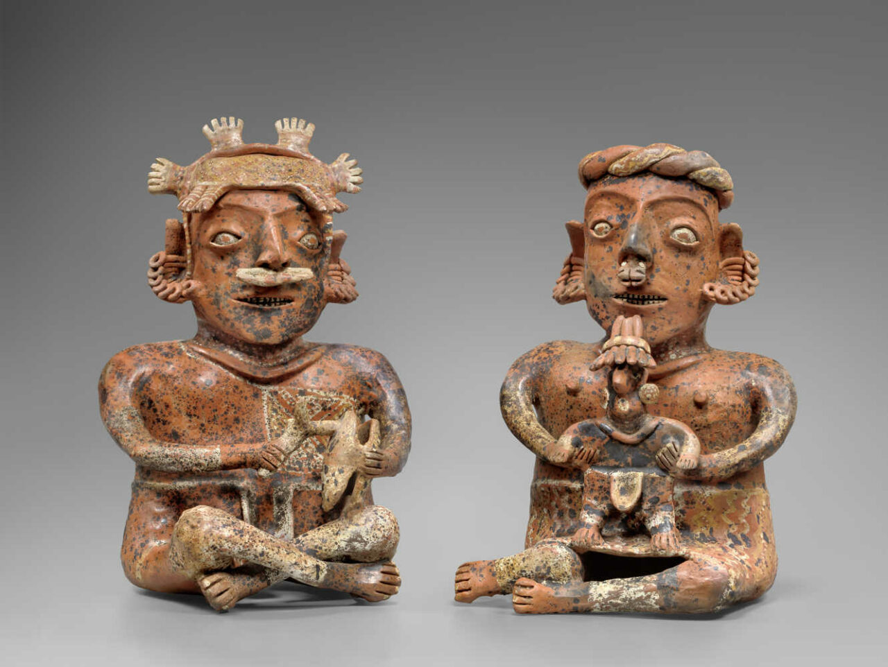Couple de personnages assis