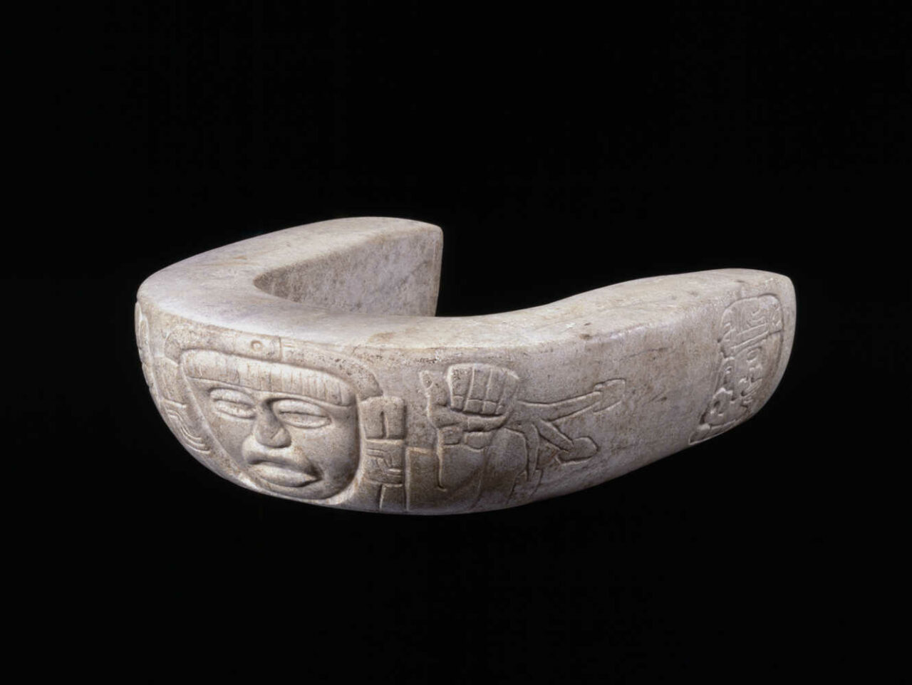 Joug sculpté