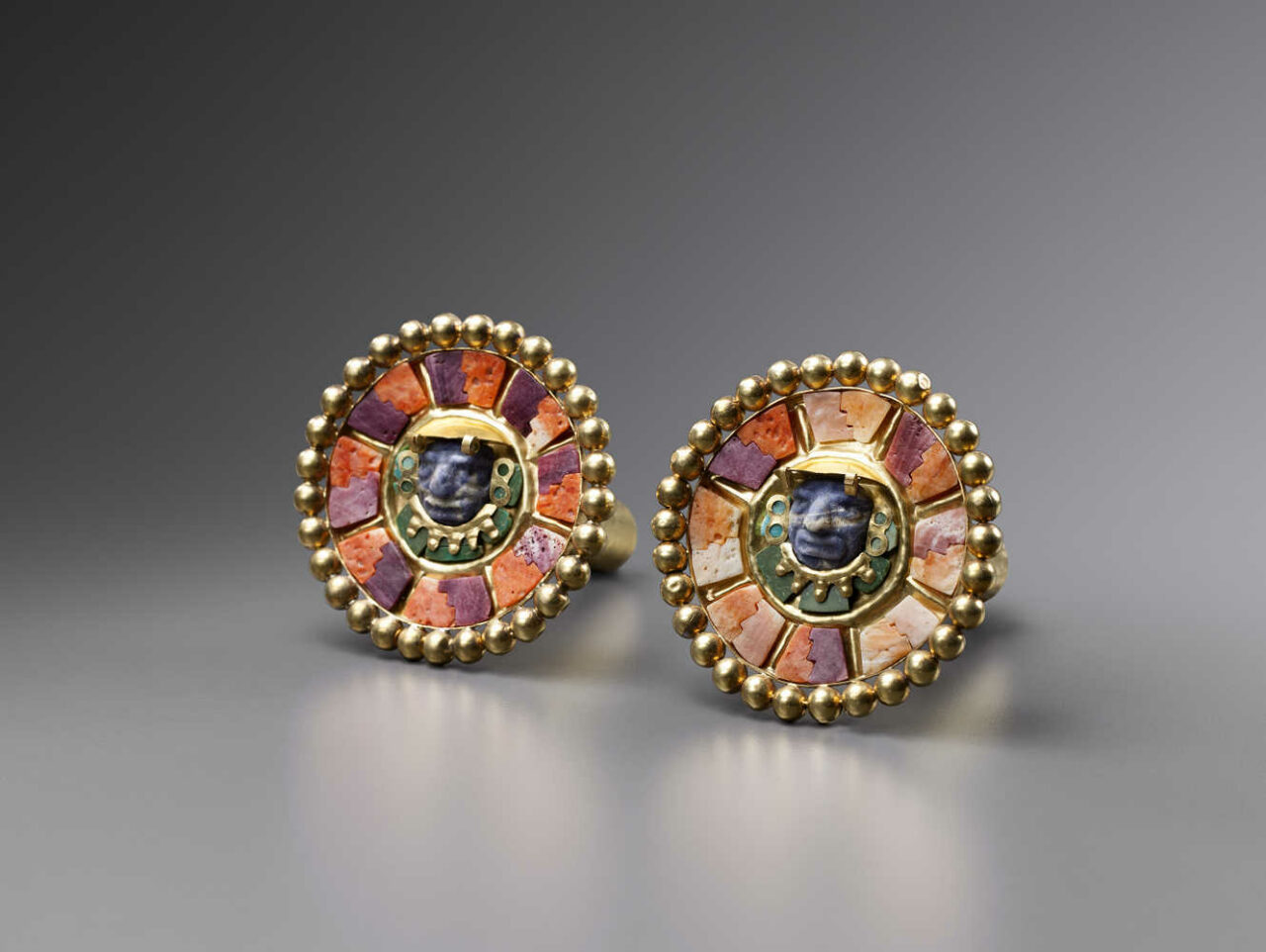 Paire de boucles d'oreilles représentant un visage humain